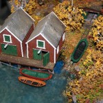 Bootshäuser, entstanden aus "Lagerschuppen mit Garage" von Auhagen, wobei sich die Garagenteile in einer Lagerhalle wieder finden werden, die Boote stammen von Artitec.