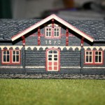 Das "Oberteil" des Faller- Bahnhofs "St.Niklaus" wurde zum noch nicht ganz fertig gestellten Versammlungshaus (Sammfunnshuset).