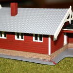 Das Oberteil eines Faller- Zweigeschossers wurde zum kleinen skandinavischen Wohnhaus umfunktioniert.